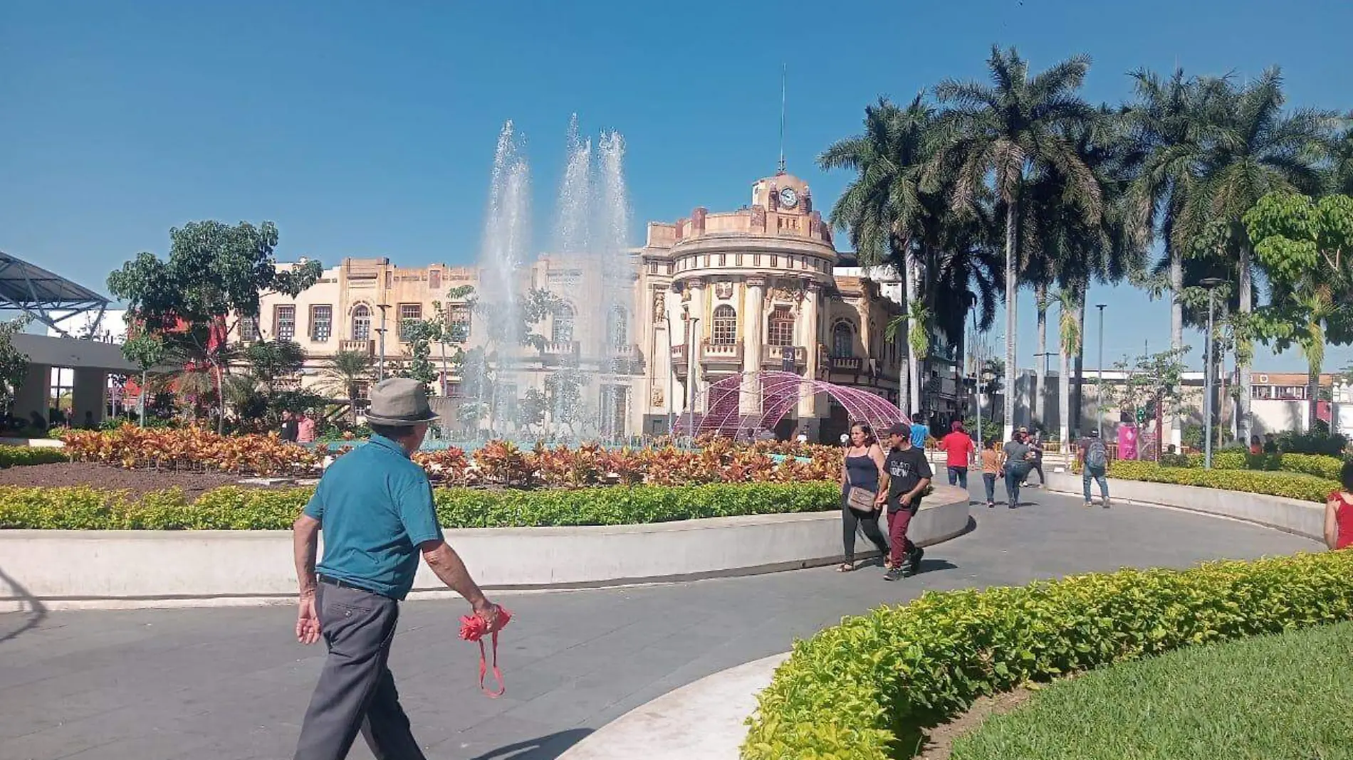 personas caminando en el parque